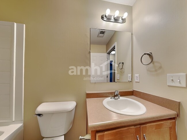 Building Photo - 137 Lake House Rd