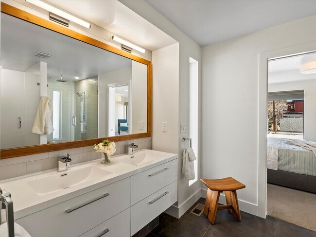 Building Photo - Luxury 3-Bed, 3.5-Bath Denver Home with Ro...