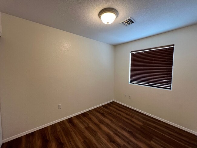 Building Photo - 3 BEDROOM HOME NEAR THE FOOTHILLS!