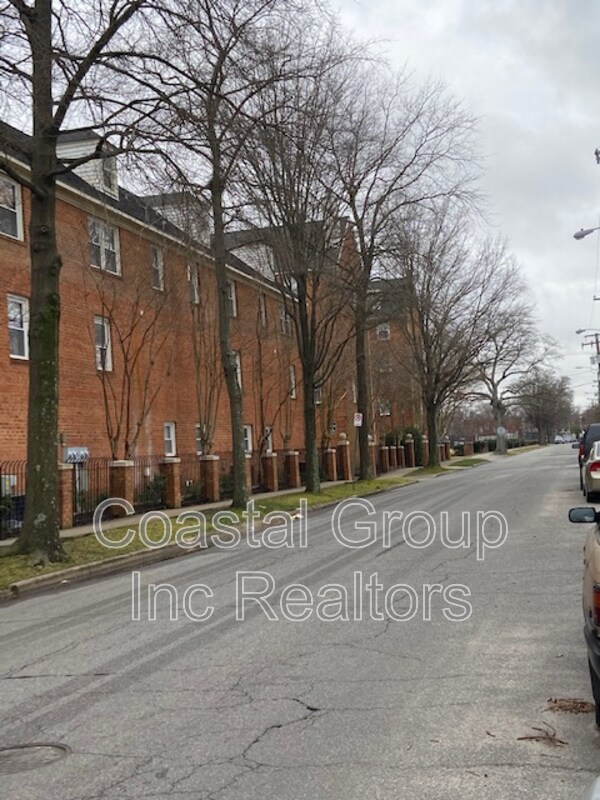 Building Photo - 527 W 20th St