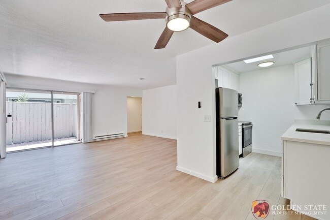 Building Photo - Updated 1 Bedroom Condo with Oversized Private Patio in Prime Mountain View Location