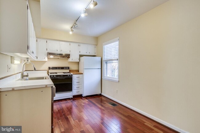 Building Photo - 5122 Cliffhaven Dr