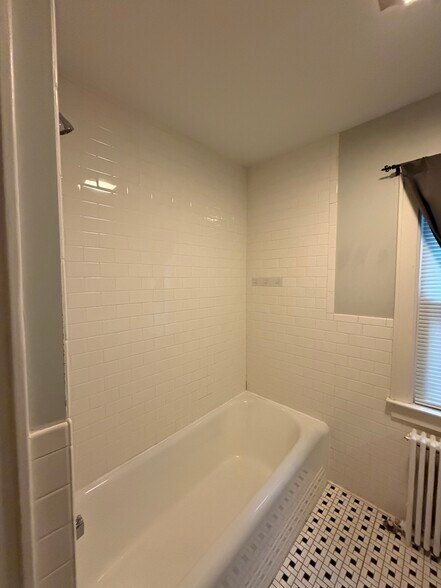 Building Photo - 860 Migeon Ave