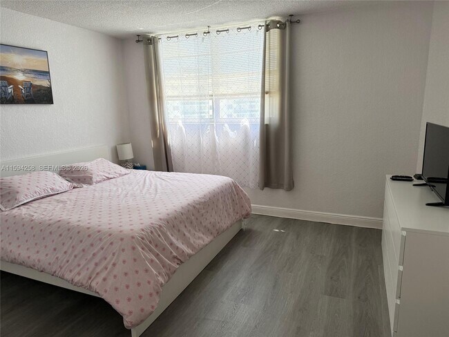 Building Photo - 3901 S Ocean Dr