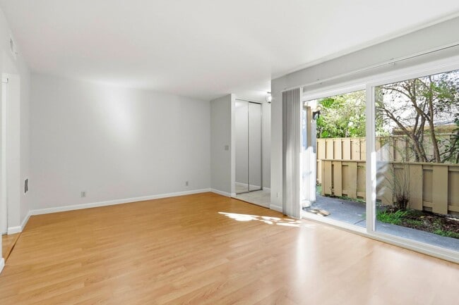 Building Photo - Sunset Park Townhouse Available for Rent!