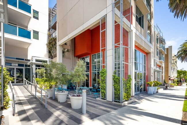 Building Photo - Charming 1-Bedroom Retreat in Prime Santa ...