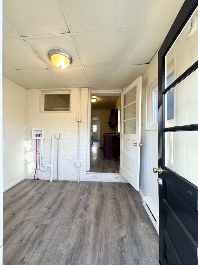 Building Photo - 4 Bedroom Townhome