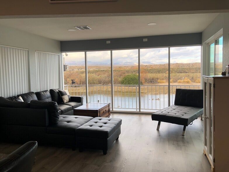 Building Photo - 1391 Riverfront Dr