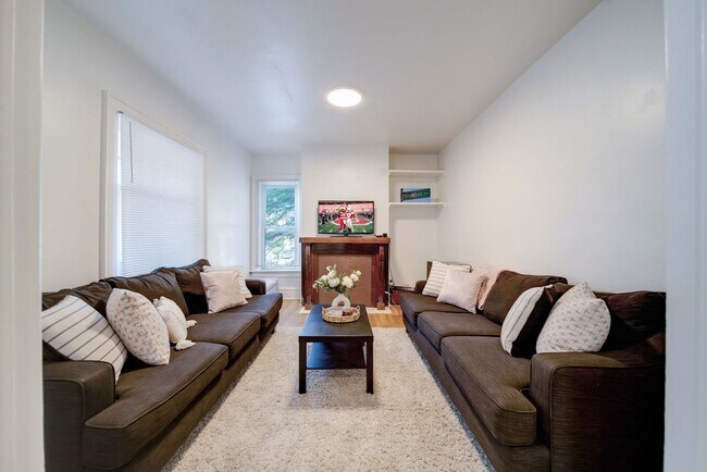 Building Photo - Ultimate 6-Bedroom House with Spacious Liv...