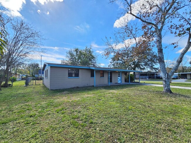 Building Photo - AMAZING 3 Beds 2 Baths in Lakeland 1,224 s...