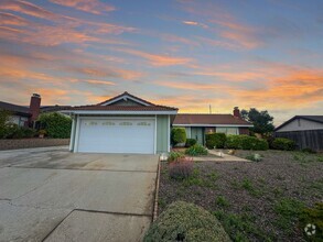 Building Photo - Beautiful 3B/2BA in Escondido!