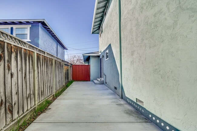 Building Photo - Conveniently located 2BR/1.5BA townhome style duplex unit in Sunnyvale