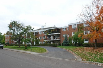 Building Photo - Highcroft Manor Apartments Located in Wayzata, MN