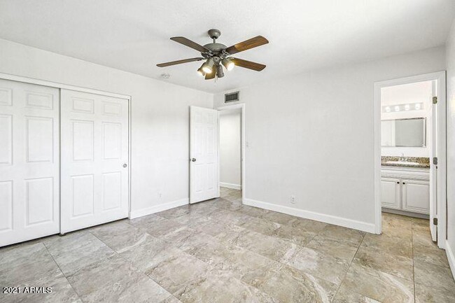 Building Photo - 6518 E Sunnyside Dr