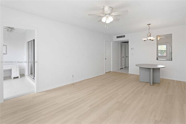 Building Photo - 2223 Park Ln