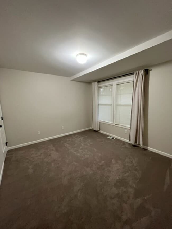 Building Photo - Beautiful 3 Bedroom Townhome with Garage i...