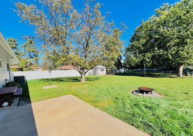 Building Photo - Sprawling 3bedroom 2bath Home in Roseville...