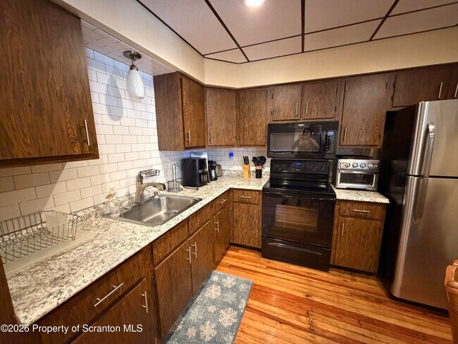 Building Photo - 711 Main St