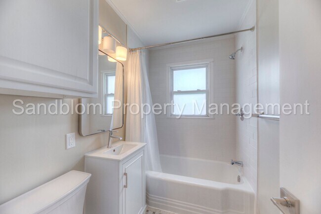 Building Photo - For Lease | $1300 Rent | Available Now!