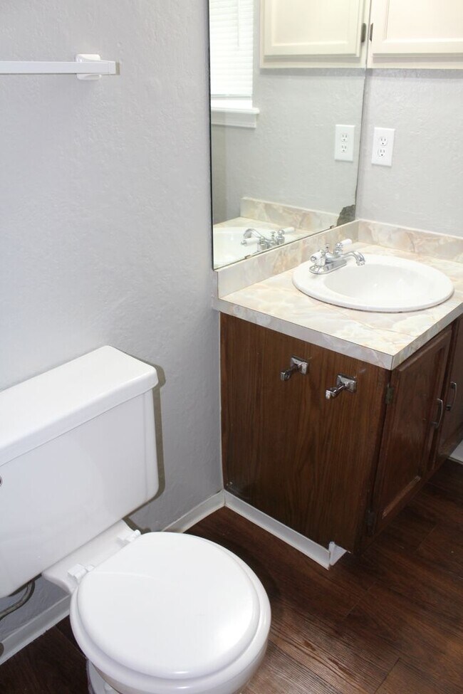 Building Photo - 3 bed 2 bath