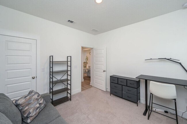 Building Photo - 3 Bedroom plus office/flex space in Crestv...