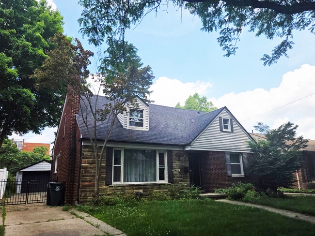 Building Photo - 3018 Guilford Dr