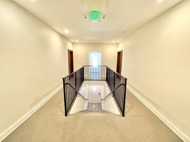 Building Photo - ***1 Bed 1 Bath apartment in the most desi...