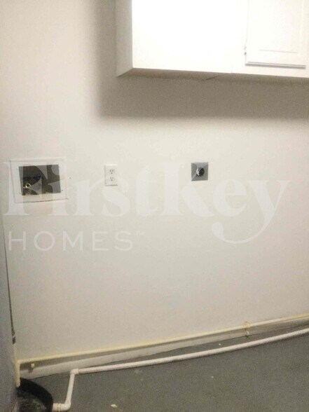 Building Photo - 305 NE Floresta Dr