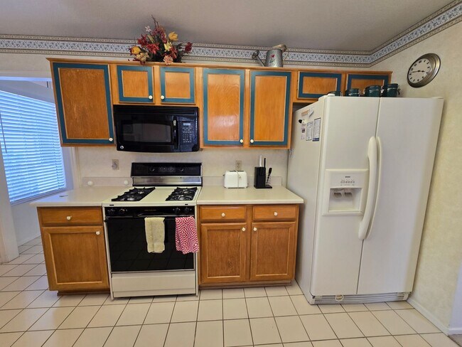 Building Photo - Fully Furnished single story 2 bed 2 bath ...
