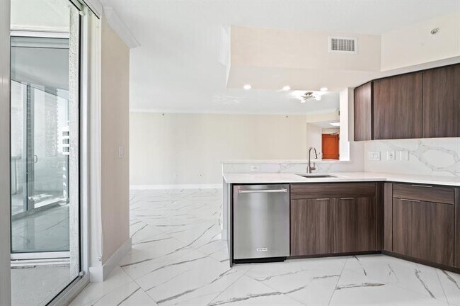 Building Photo - 347 N New River Dr E