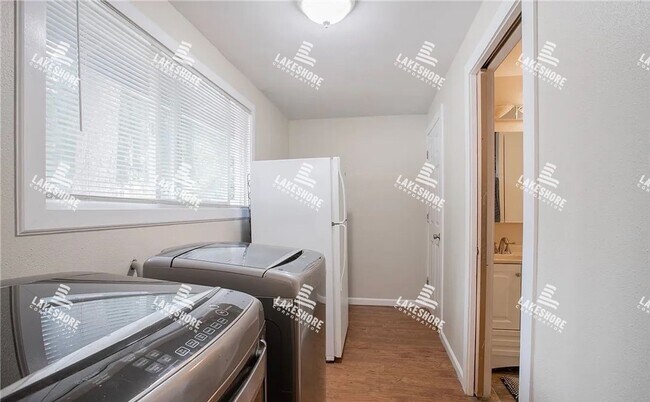Building Photo - 3 Bed 2 Bath Graham Home w/ Beautiful Kitchen Remodel!