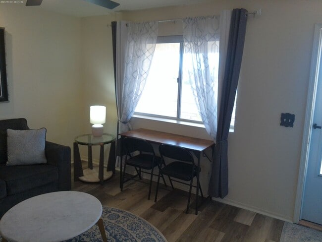 Building Photo - Beautifully designed short-term rental Or Long-Term offering comfort, style, and convenience