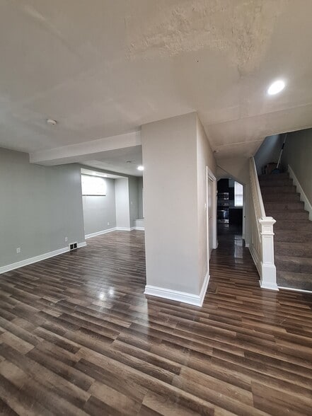 Building Photo - 627 E 7th Ave