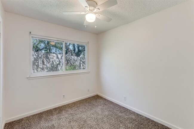 Building Photo - 6916 Scenic Brook Dr
