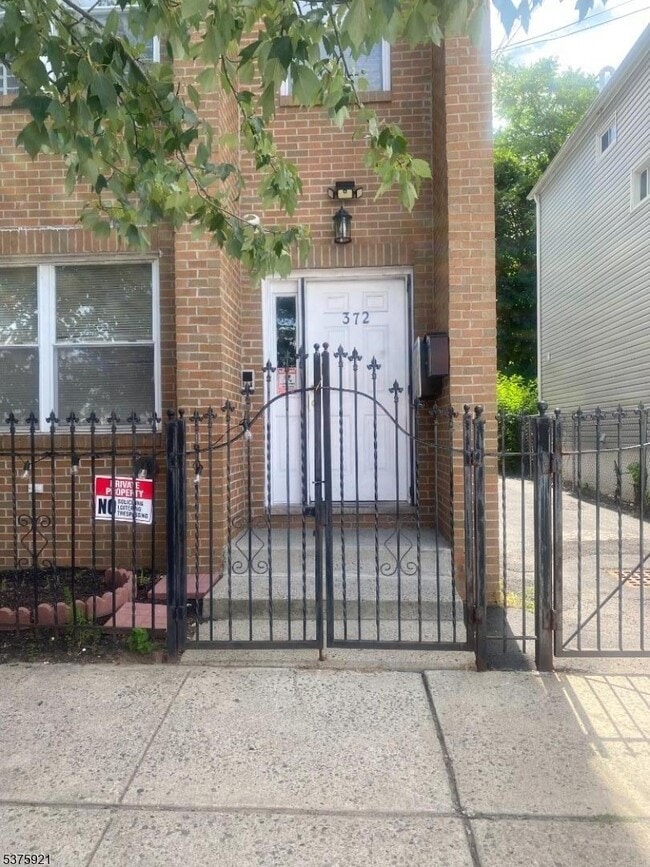 Primary Photo - 372 Grove St