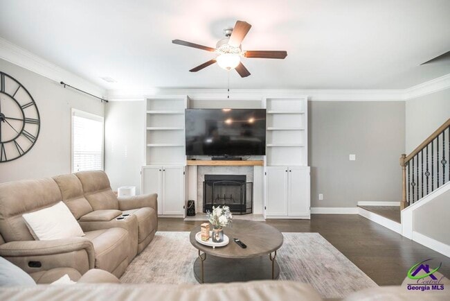 Building Photo - 421 Newport Ave