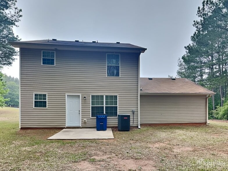 Building Photo - 734 Trickle Ln