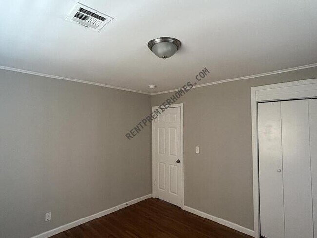 Building Photo - 1410 E 53rd St