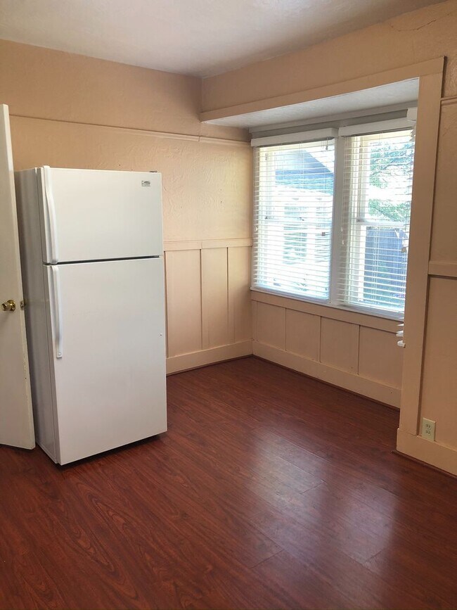 Building Photo - Quaint 2 bedroom duplex near downtown, utilities included!