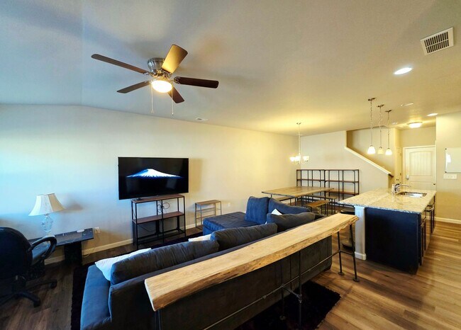 Building Photo - Charming 3 bedroom Townhome