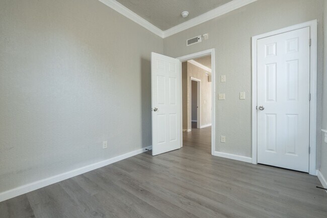 Building Photo - MOVE IN READY 2 Bedroom in the Heart of Oceanview!