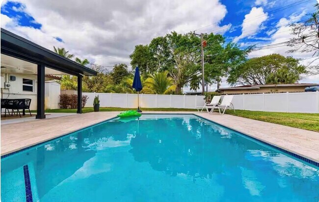 Building Photo - 2648 NW 9th Ln