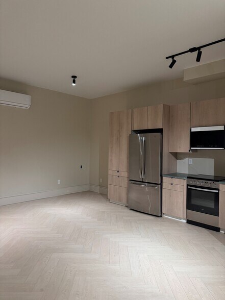 Building Photo - 319 W 9th St