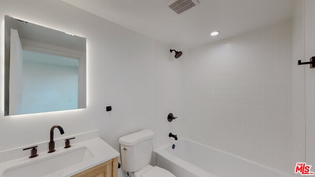 Building Photo - 4462 W Maplewood Ave
