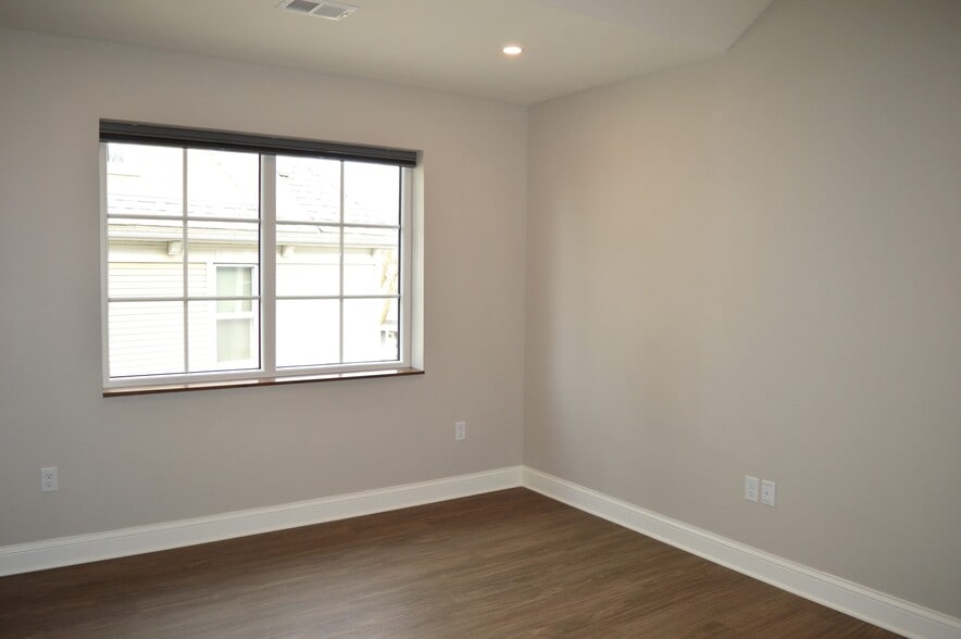 Building Photo - 100 S Washington St