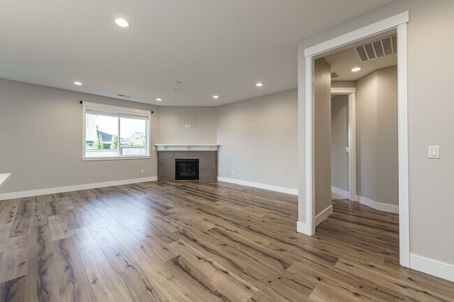 Building Photo - Charming 3-Bedroom, with Office and 2 Bath...