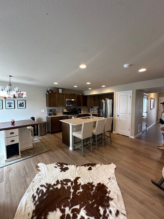 Building Photo - Modern Living in Skyview Village
