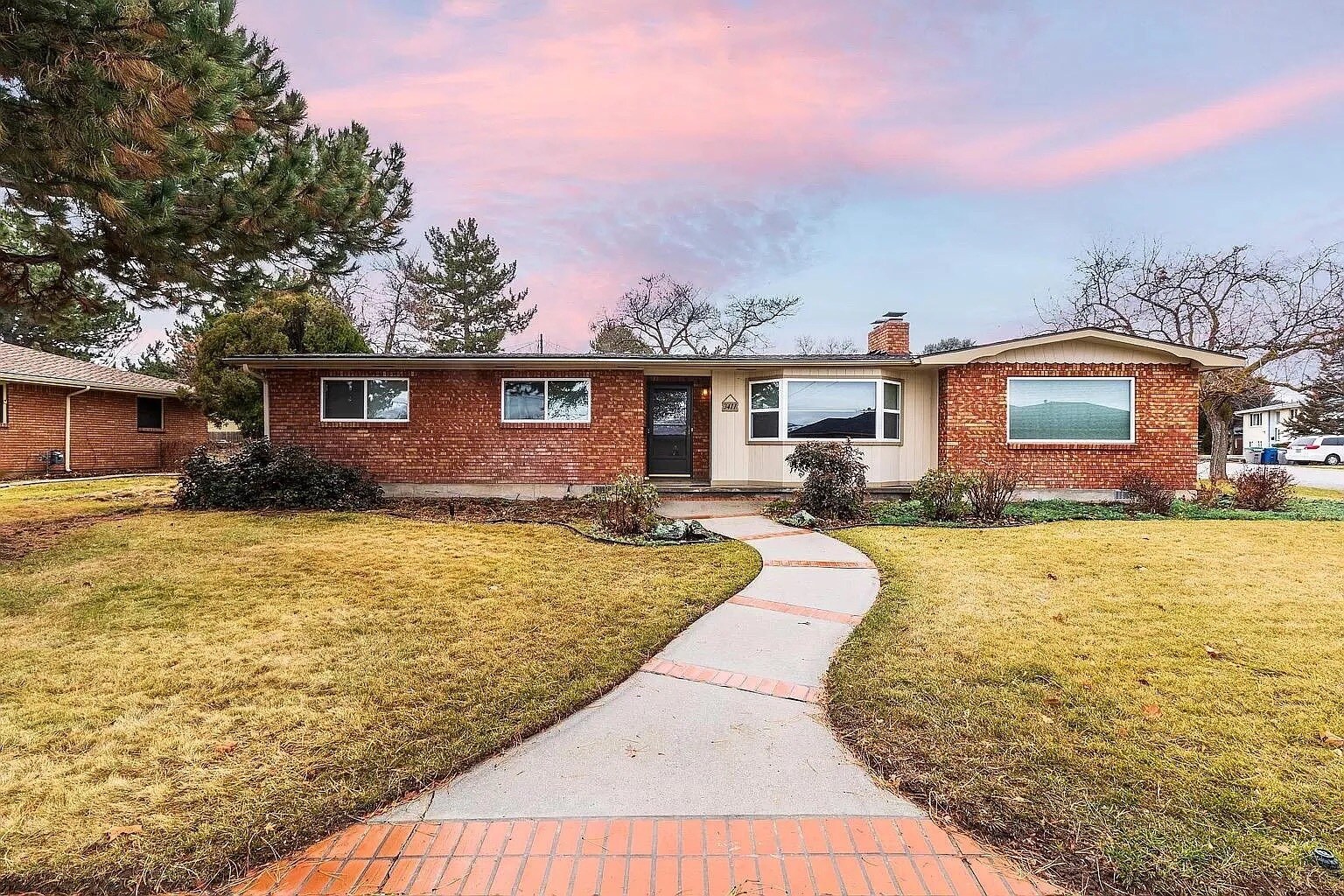 Building Photo - 3411 W Hillcrest Dr