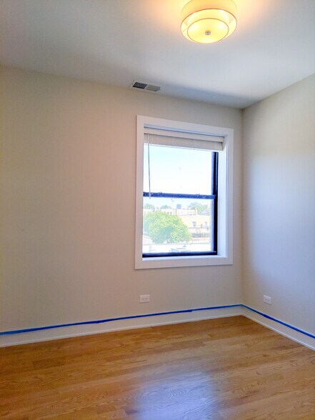 Building Photo - 2020 W Montrose Ave