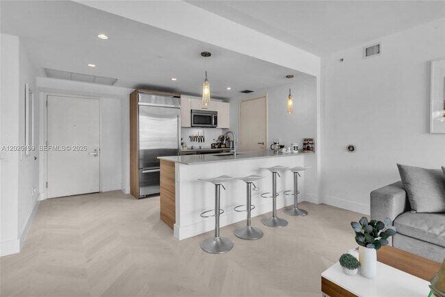 Building Photo - 1300 Brickell Bay Dr